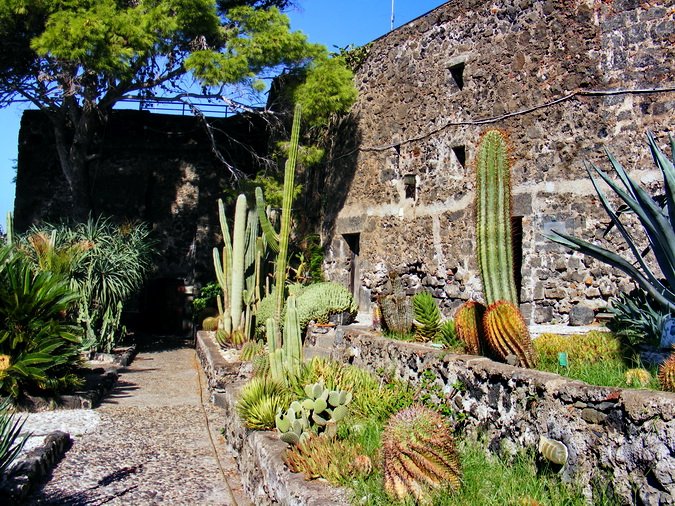 (57)  Aci Castello